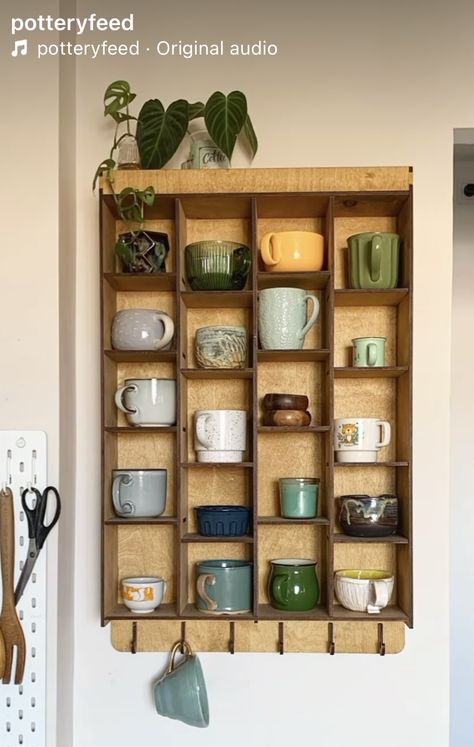 Cute Mug Storage, Tea Cupboard Ideas, Loose Change Storage Ideas, Mug Rack Ideas, Teacup Storage, Mug Shelves, Additional Kitchen Storage, Bag Storage Ideas, Mug Shelf