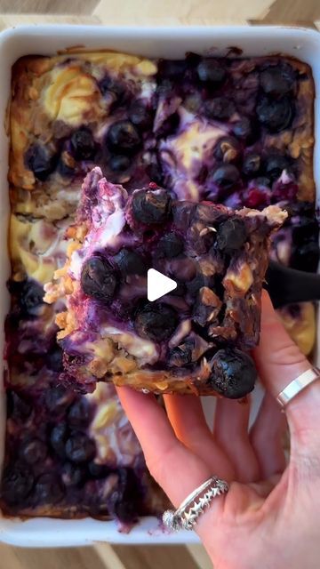 Food for your thoughts on Instagram: "MEAL PREP BAKED OATS | Blueberry cheesecake 🩵  Another week, another big batch baked oats combo !! Coming up with new variations brings me far too much excitement & this one was an absolute vibeeee 🫐  Makes 3-5 servings. ▫️ 200g rolled oats ▫️ 2 bananas ▫️ 60g @myprotein salted caramel soy protein ▫️ 420ml milk ▫️ 1 tsp baking powder ▫️ 120g frozen blueberries, warmed in the microwave with 1 tsp maple syrup ▫️ 6 tbsps greek style vanilla yoghurt  👩‍🍳 just assemble as shown, bake in the oven (180 degrees Celsius) for 35-40 mins and you’re good to go! I like to serve mine up with soy yoghurt and drizzly peanut butter. Simply store the rest in the fridge and either microwave your portion when you want it for 1 min, or have cold for an oat bar vibe. EN Blueberry Cheesecake Baked Oats, Oats Blueberry, Blueberry Oatmeal, Oat Bars, Oatmeal Bars, Baked Oats, Soy Protein, Blueberry Cheesecake, Greek Style