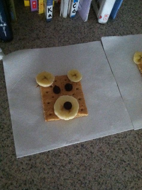 Our special snack for our teddy bear party! Bananas choc. Chips and graham crackers Teddy Bear Snacks, Rollins College, Animal Snacks, Teddy Bear Day, Teddy Grahams, Bear Recipes, Camping Summer, February Crafts, Teddy Bear Party