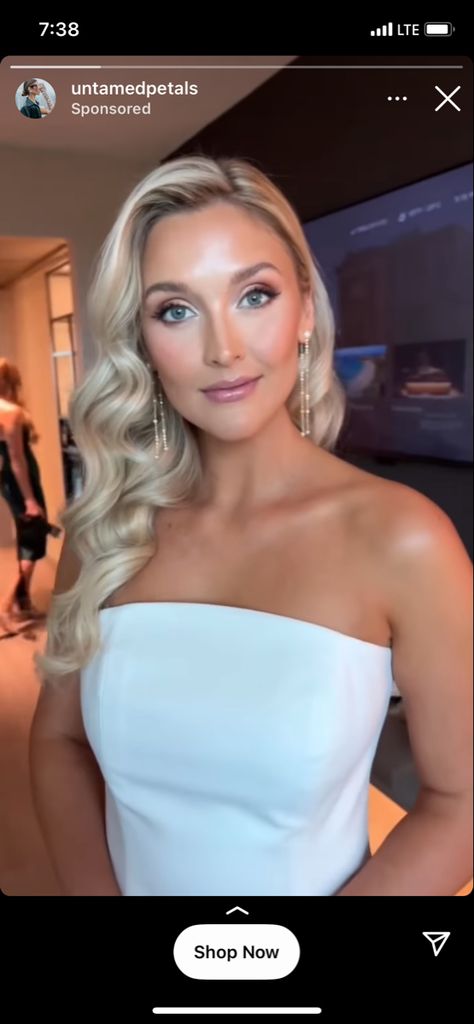 Make Up Pink, Bridal Waves, Strapless Dress Hairstyles, Bridal Glam, Glam Waves, Side Part Hairstyles, White Strapless Dress, Black White Wedding, Soft Waves