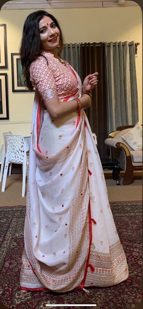 White and Red Saree with Bengali Drape Red White Saree Look, White Red Saree Bengali, Bengali Drape, White And Red Saree, Red And White Saree, Red Blouse Design, White Sari, Bengali Saree, Model Blouse