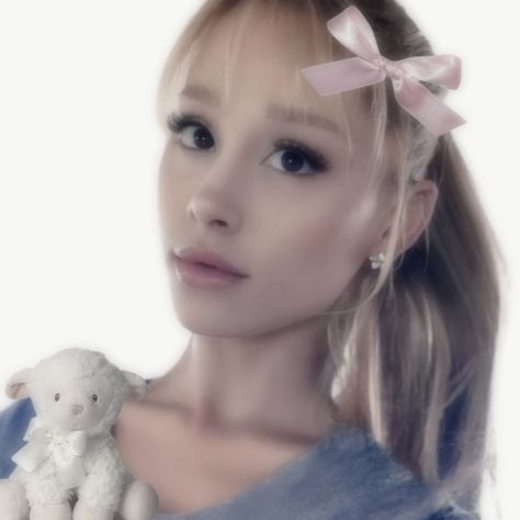 Coquette Pfps, Adriana Grande, Ariana Grande Icons, Tiny Elephant, Ariana Grande Cute, Ariana Grande Photoshoot, Ariana Grande Photos, Ariana Grande Pictures, Dara Kpop