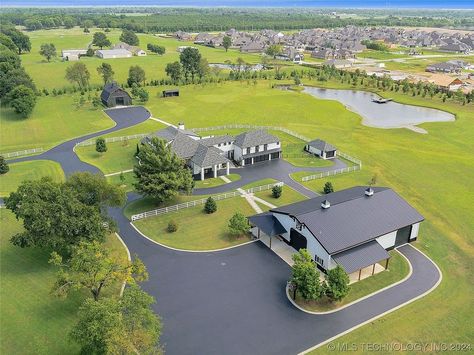 Garage Goals Big Garage House, Mansion Garage, Massive Garage, Huge Garage, Garage Goals, Big Garage, Red House, Garage House, Barndominium