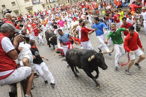 Wife Carrying, Pamplona Spain, Spanish Outfits, Running Of The Bulls, Travel Trailer Remodel, Festivals Around The World, Bull Run, Pamplona, Sierra Nevada