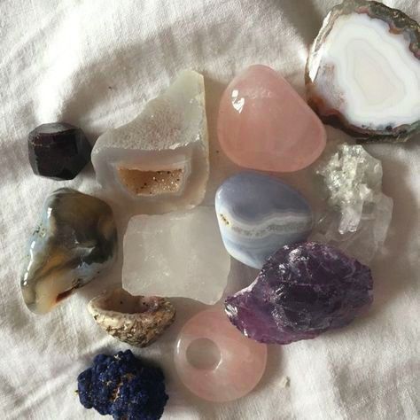 Types Of Rocks, Crystal Vibes, Crystal Aesthetic, Spiritual Crystals, Pretty Rocks, Mia 3, Witch Aesthetic, Good Energy, Rocks And Crystals