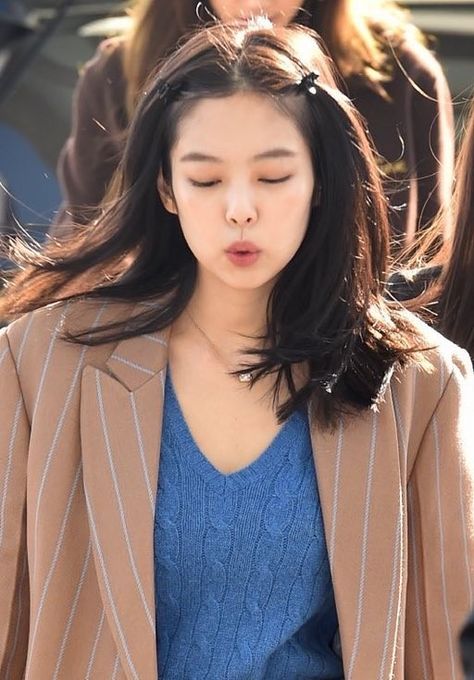 so cute Jennie Kim Short Hair, Kim Short Hair, Jennie Airport Fashion, Blackpink Things, Winter Airport, Jennie Airport, New York Runway, Aesthetic College, Fashion Girly