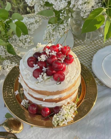 Dolce on Twitter: "Cherry cake by alisha_honeyhome https://t.co/PlmgPM48UQ" / Twitter Aesthetic Artsy, Pinterest Cake, Desert Decor, Cherry Desserts, Cherry Cake, Summer Cakes, Flower Cake, Let Them Eat Cake, Pretty Food