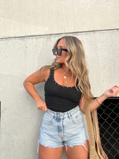 Scoop Neck Studded Tank Black Tank Top And Jean Shorts, Top Summer Outfits, Midsize Outfits, 150 Lbs, Simple Fits, Boho Pants, Black Model, Ribbed Tank, Spring Summer Outfits