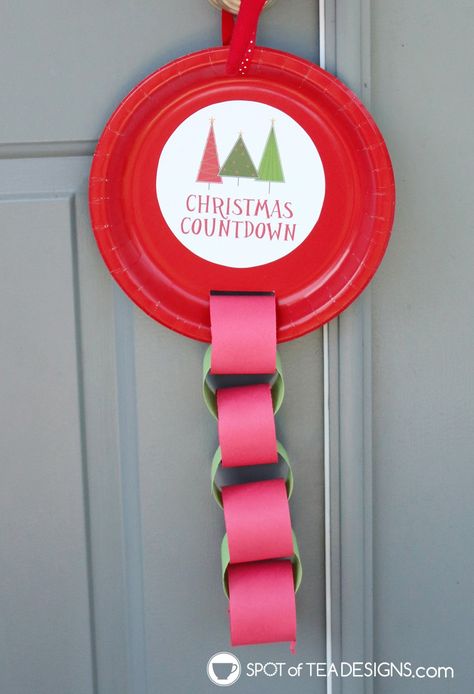 Elf Paper Chain Countdown, Paper Chains Christmas, Paper Chain Christmas, Paper Chain Countdown, Christmas Paper Chains, Cheap Halloween Decorations, Christmas Paper Plates, Paper Chain, Cheap Halloween