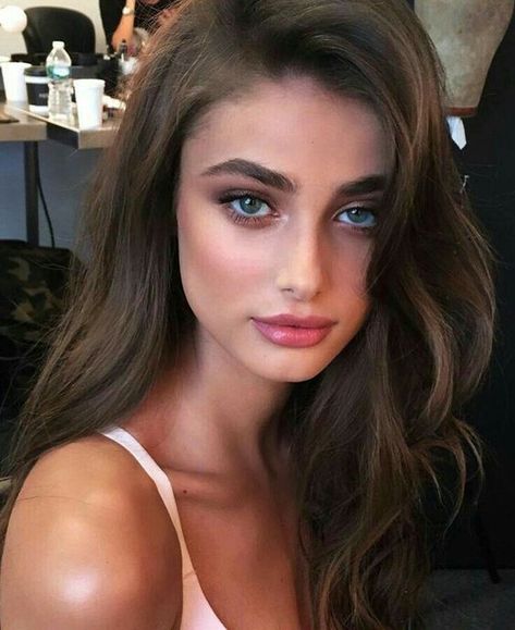 Taylor Hill Makeup, Taylor Hill Style, Terno Slim Fit, Morning Makeup, Taylor Marie Hill, Taylor Hill, Dark Hair, Role Models, Blue Eyes