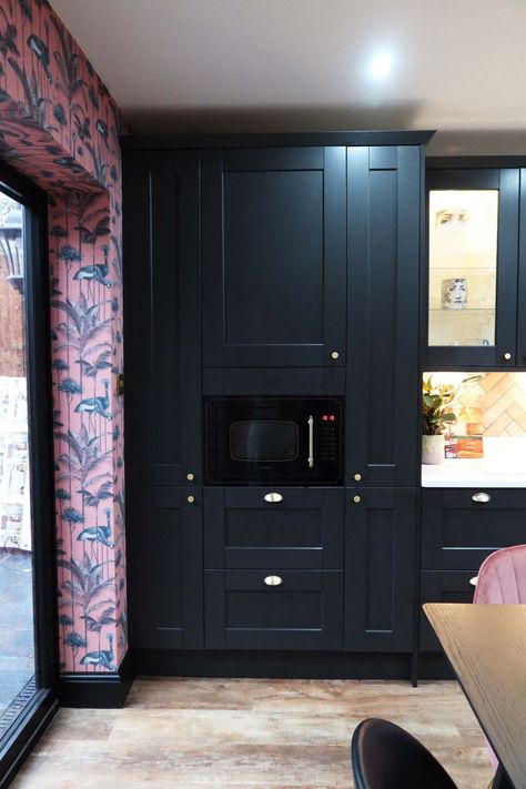 Black Kitchen Cabinets Pink Walls, Pink And Black Kitchen, Black Colour Scheme, Built In Fridge Freezer, Plum Kitchen, My Dream Kitchen, Kitchen Pink, Black Kitchen Decor, Navy Walls