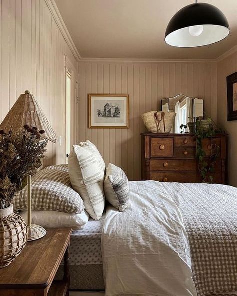 Classic Guest Bedroom Ideas, Maine Aesthetic Interior, Cottage Core Guest Room, Noelle Downing Home, Cabin Guest Room Ideas, Cottage Core Guest Bedroom, Cottagecore Guest Bedroom, Farmhouse Guest Bedroom Ideas, Guest Room Cottage