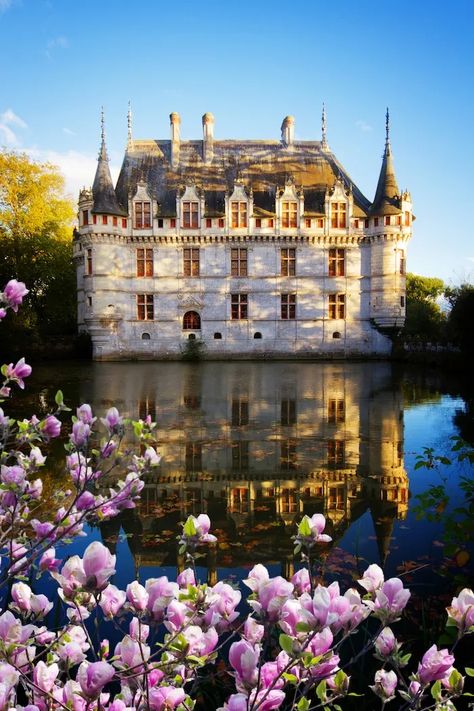 Country Picnic, Country Home Magazine, Loire Valley France, My French Country Home, Old Castle, Chateau Medieval, French Country Home, Hill Interiors, Chateau France