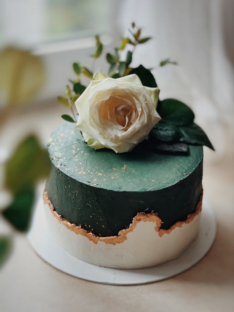 Dark Green Bday Cake, Olive Green Birthday Cake, Emerald Green Cake Birthday, Emerald Green Cakes, Dark Green Birthday Cake, Green Birthday Cake For Women, Green And Gold Cake Birthday, Green Colour Cake, Forest Green Cake