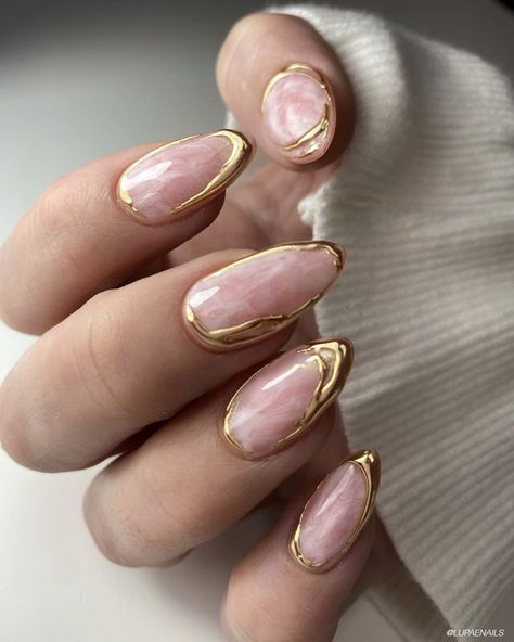 Articles - Bangstyle - House of Hair Inspiration Minimal Marble Nails, Low Maintenance Nails, Elegant Nail Designs 2024, New Trending Nails 2024, Gold Abstract Nails, Light Nail Designs, Complex Nail Art, Gel Nails Design Ideas, Soap Nails