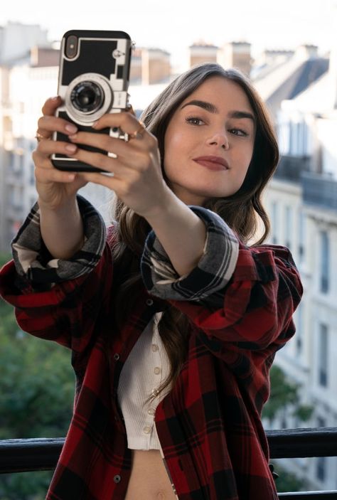 Emily in Paris: How Old Is Emily Cooper? Emily In Paris Wallpaper, Emily In Paris Fashion, Emily In Paris Outfits, Miranda Priestly, Aria Montgomery, Leighton Meester, Phil Collins, Helen Mirren, Emily In Paris