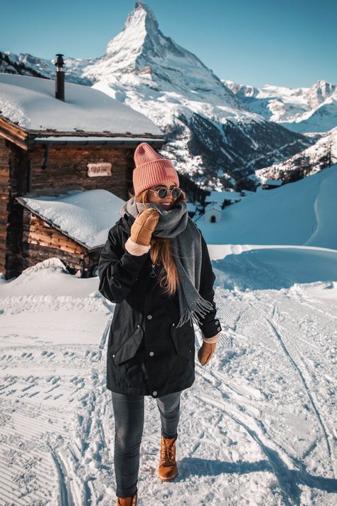 Mode Au Ski, Winter Outfits Snow, Winter Mode Outfits, Snow Photoshoot, Winter Boots Outfits, Wild Lion, Winter Travel Outfit, Snow Trip, Stylish Winter Outfits