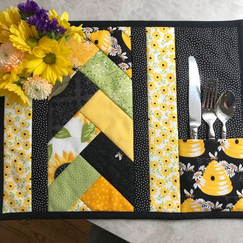 Quilted Placemat Patterns, Placemat Patterns, Quilted Placemat, Herringbone Quilt, Mug Mat, Diy Placemats, Table Runner Diy, Log Cabin Quilt Blocks, Mug Rug Patterns