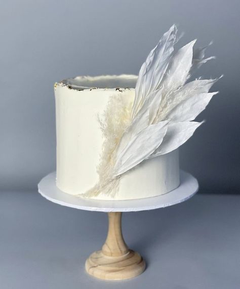 Feather Wedding Cake, Swan Lake Wedding, Feather Cake, Rainbow Desserts, Wedding Cake Images, Feather Wedding, Cake Trends, Boho Feathers, Feather Wings