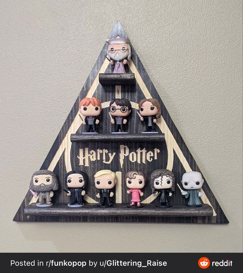 Mini Funko Pop Display Ideas, Harry Potter Funko Pop Display, Funko Pop Display Ideas, Harry Potter Shelf, Slytherin Room, Harry Potter Dolls, Funko Pop Display, Harry Potter Painting, Harry Potter Nursery