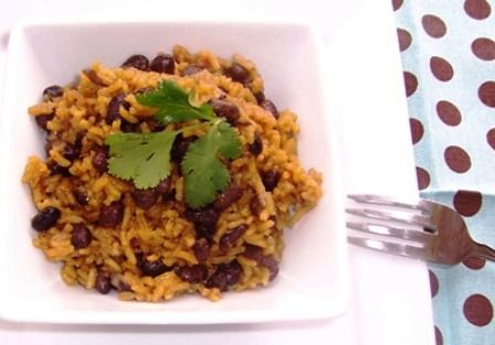 Arroz con Frijole Negros or Rice with Black Beans - Next time I am making with black  beans out of a can! Colombian Dishes, Dried Black Beans, Latin American Recipes, South American Recipes, Colombian Food, Cuban Recipes, Latin Food, One Pot Meals, International Recipes