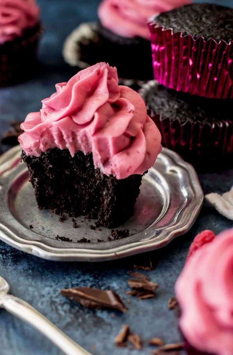 Chocolate Raspberry Cake Recipe, Raspberry Cake Recipes, Raspberry Buttercream Frosting, Chocolate Raspberry Cupcakes, Vegan Chocolate Cupcakes, Dark Chocolate Cupcakes, Raspberry Frosting, Raspberry Cupcakes, Chocolate Raspberry Cake