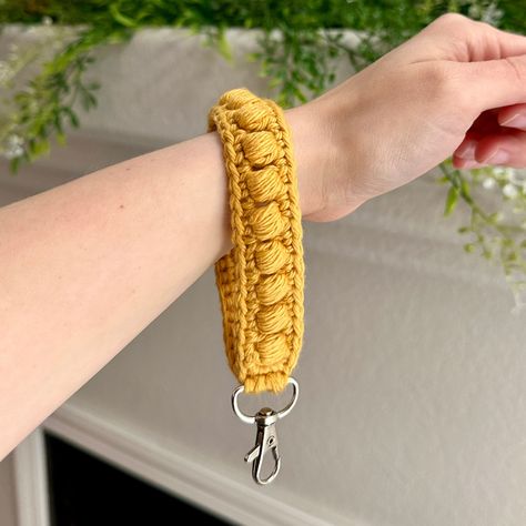 This free crochet pattern comes with a puff stitch tutorial and plenty of pictures to help you make your own crochet wristlet! Crochet Lanyard Pattern, Bracelet Au Crochet, Crochet Wristlet, Crochet Lanyard, Crochet Puff Stitch, Wristlet Patterns, Crochet Accessory, Crocheted Things, Bracelet Crochet