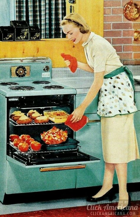 Happy housewife and her turquoise oven. 50s Housewife, 1950s Housewife, Kitchen Retro, Vintage Housewife, Happy Housewife, Retro Housewife, Casa Vintage, Trendy Kitchen, Vintage Life