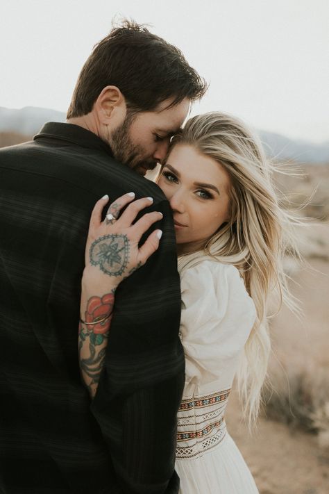 Tatted Couples, Shooting Photo Couple, Lone Pine California, Kiss Tattoo, Summer Desert, Outfit Engagement, Photography Male, Engagement Shoots Poses, Engagement Announcement Photos