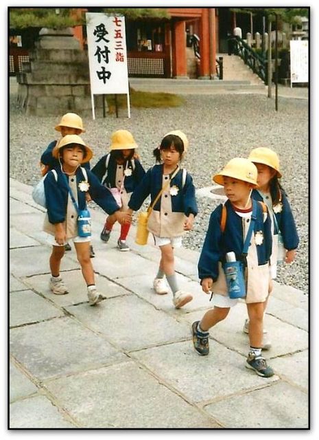 School children - brings back sweet memories of my daughters when we lived in Japan! Japan Kindergarten Uniform, Japanese Preschool Uniform, Japanese Childhood, Children's Day Japan, Japanese Elementary School, Kids Go To School, Japan School, Big School, Japanese Uniform