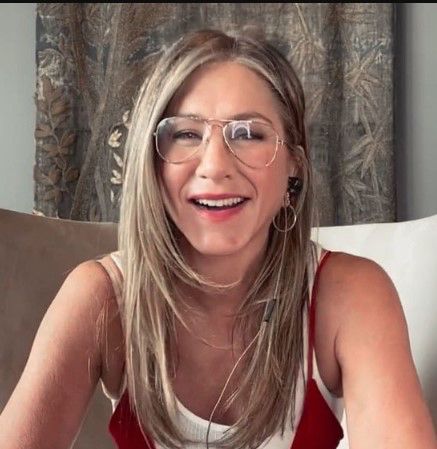 Jennifer Aniston New Selfie, Jennifer Aniston New Selfie Picture, Jennifer Aniston Selfie, Jennifer Aniston Hair Color, Jennifer Aniston Videos, Jennifer Aniston Friends, Aniston Hair, Jennifer Aniston Legs, Jeniffer Aniston