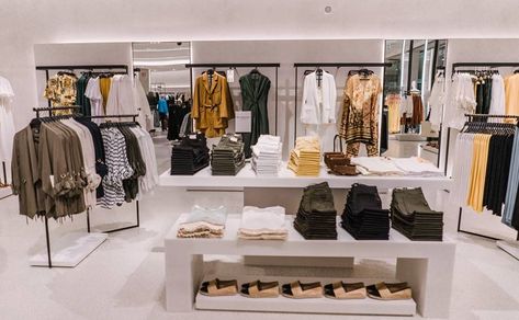 Zara opens one of its biggest stores at Intu Lakeside Brand Banner, Fashion Store Design, Upscale Decor, Fashion Display, Zara Shop, Zara Store, Clothing Store Displays, Clothing Store Interior, Zara Brand