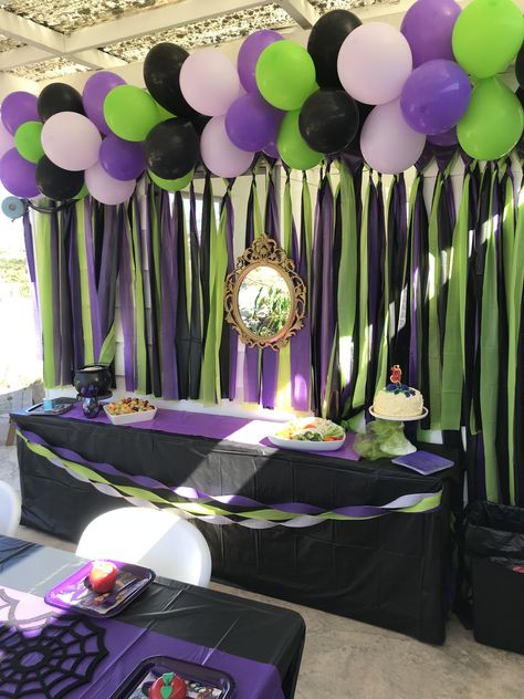 Disney Villain Balloon Arch, Descendants Decorations Diy, Villians Party Ideas, Evil Queen Birthday Party Ideas, Descendants Balloon Garland, Disney Villan Party, Maleficent Birthday Party Ideas, Disney Villain Themed Party, Disney Villian Birthday Party