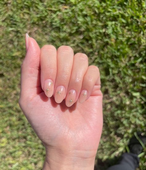 Neutral nails Neutral Star Nails, Sun And Star Nails, Nails With Stars Design, Simple Star Nails, Short Star Nails, Twinkle Nails, Nails Aesthetics, Feather Nail, Nail Studs