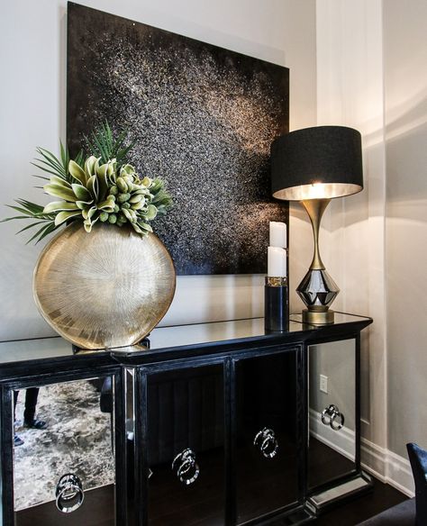 Black And Gold Accessories, Black Gold Decor, Black Living Room Decor, Luxury Living Room Design, Hall Decor, Dare To Be Different, Living Room Decor Apartment, Gold Accessories, Home Room Design