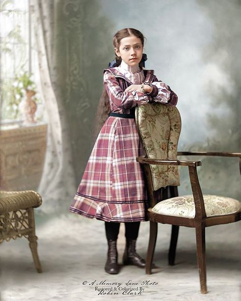 Little Women Costumes, Old Fashioned Photos, Upper Michigan, 1890s Fashion, 1900s Fashion, Teen Girl Dresses, Evolution Of Fashion, Victorian Clothing, S Art