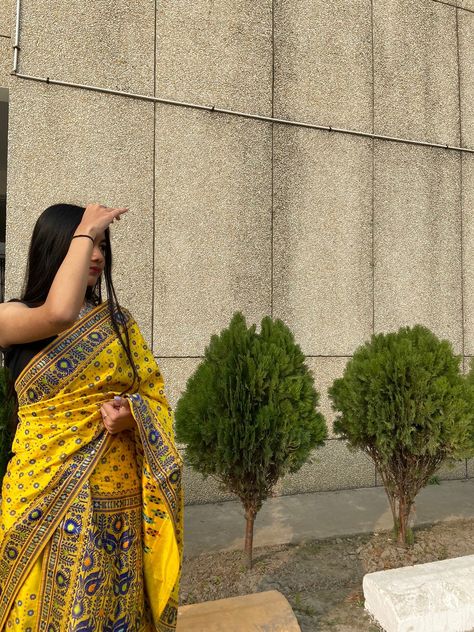 Yellow Mekhela Chador, Mekhela Chador Aesthetic, Single Photo Poses, Bangladesh Girl, Saree Dp, Diwali Photoshoot, Mekhela Chador, Blonde Hair Girl, Saree Poses