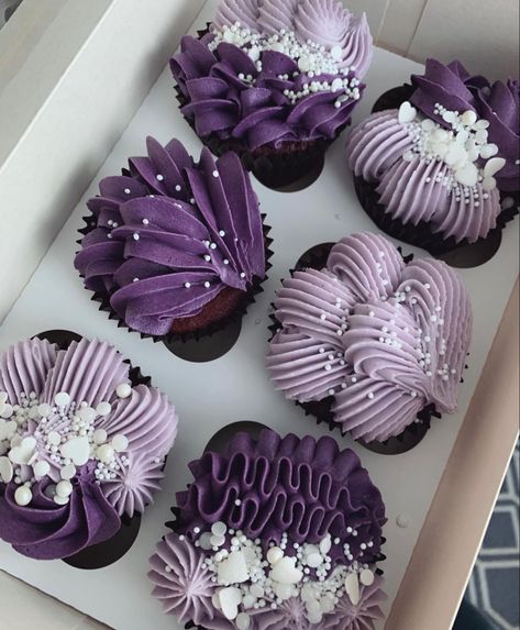 Purple Black And Silver Cupcakes, Shades Of Purple Cupcakes, Luxury Cupcake Design, Dark Purple Cupcakes, Purple And Silver Cupcakes, Purple And Black Cupcakes, Purple Birthday Cupcakes, Cupcakes Lila, Purple Cupcakes Ideas