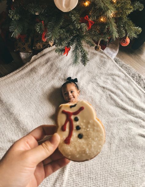 Snowman Cookie Baby Picture, Toddler Christmas Pictures, Nicu Crafts, Christmas Maternity, Cookie Shots, Christmas Baby Pictures, Snowman Cookie, Monthly Baby Pictures, Snowman Cookies