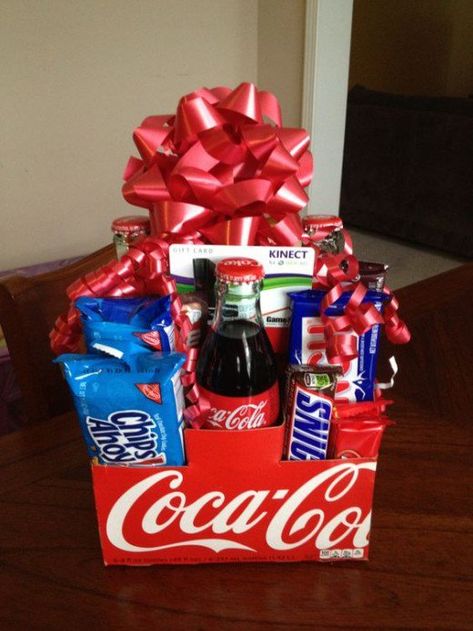 Coke Gifts, Candy Baskets, Bingo Christmas, Raffle Ideas, Gift Card Presentation, Diy Christmas Gifts For Friends, Month Ideas, Valentines Dinner, Bingo Night