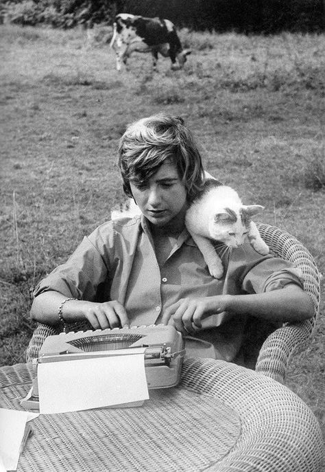 Francoise Sagan, Author Photos, Celebrities With Cats, Mad Woman, Sepia Photography, Woman Authors, Freddy Mercury, Women Writers, Women Writing