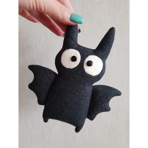 Fleece Stuffed Animals Patterns Free, Monster Stuffed Animal, Felt Stuffed Toys, Halloween Felt Crafts Diy, Halloween Plushies Diy, Bat Plush Pattern, Farmhouse Sewing Projects, Couture Halloween, Felt Bat