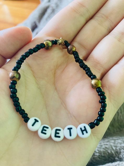 Coimbra pt 5sos Bracelet Ideas, 5sos Friendship Bracelet, 5sos Bracelets, Teeth Bracelet, Concert Bracelets, 5sos Outfits, Ideas Pulseras, 5sos Concert, Bracelet Organizer