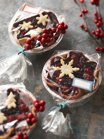 Mini Pies made in aluminum tins all wrapped up and ready for giving. Recipe available. Christmas Food Gifts, Edible Gifts, Christmas Cooking, Noel Christmas, Christmas Goodies, Holiday Food, Wrapping Ideas, Homemade Christmas, Food Gifts