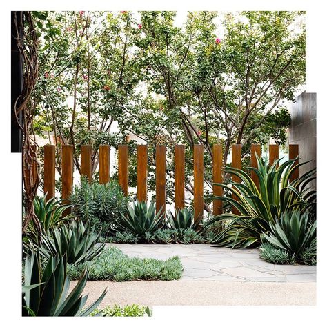 PERFECTLY ALIGNED // A fence doesn’t need to be solid to do its job. #AllSeasons Front Yard Fence Ideas, Yard Fence Ideas, Low Fence, Yard Fence, Front Fence, Front Yard Fence, Landscape Plans, Fence Ideas, Front Yard Garden