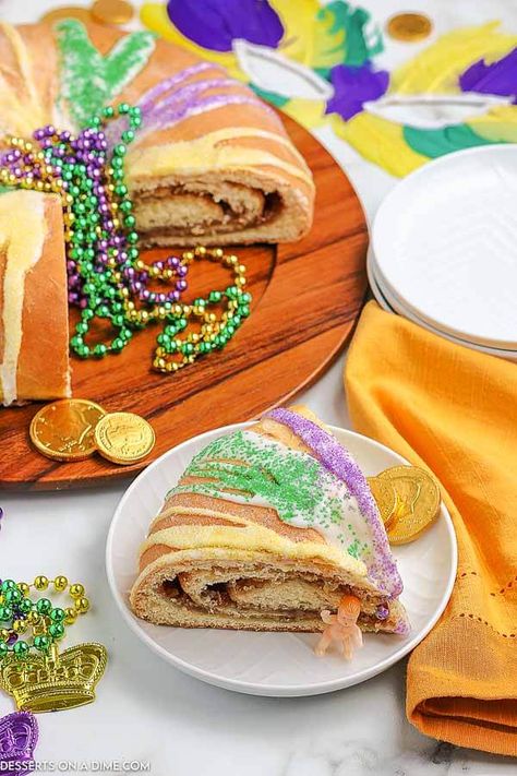 Mardi Gras King Cake Recipe, King Cake Recipe Easy, Jelly Roll Cake, King Cake Recipe, Mardi Gras King Cake, Mardi Gras Food, Seasonal Treats, King Cake, Sweet Roll