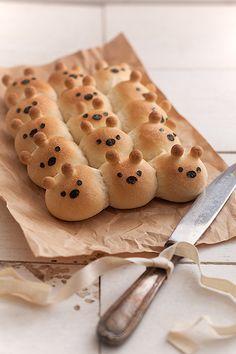 Friend bread Bears Recipe    ingredients   serving15(original recipe makes 15 small bread bears)      200 g/7,1oz bread flour   11... Bear Recipes, Cute Baking, Cute Desserts, Food Humor, Cafe Food, Finger Food, Original Recipe, Pretty Food, Creative Food