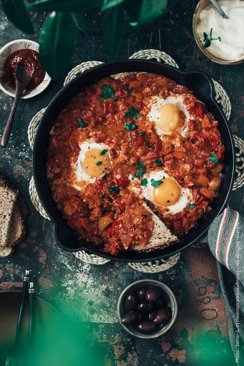 Recette Shakshuka selon Yotam Ottolenghi Batata Harra, Middle East Food, Yotam Ottolenghi, Samar, Cayenne, Side Dishes, Good Food, Ethnic Recipes