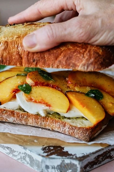 Summer Panini Recipes, Peach Sandwich, Caprese Sandwich Recipe, Caprese Panini, Peach Caprese, Apples And Pumpkins, Tomato Caprese, Mozzarella Sandwich, Pesto Sandwich