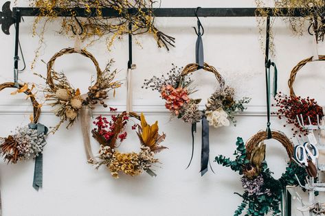 Christmas Wreath Display Ideas, Wreath Market Display, Christmas Wreath Display, Dried Flower Business Ideas, Dried Flower Display Wall, Flower Shop Christmas Display, Dried Flowers Christmas Decor, Dried Flower Christmas Ornaments, Christmas Dried Flowers